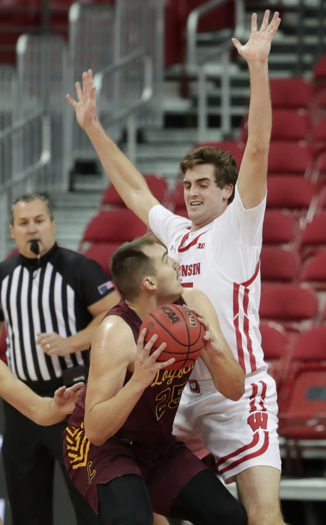 UW 77, Loyola Chicago 63